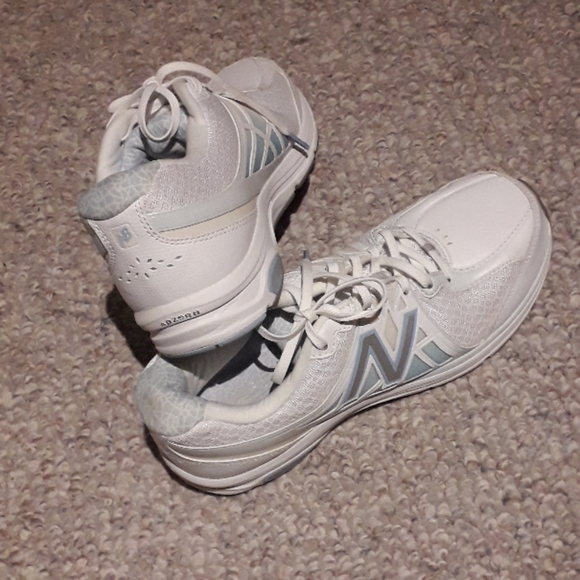 NWOB New Balance Women's Athletic Sneakers - Picture 6 of 8